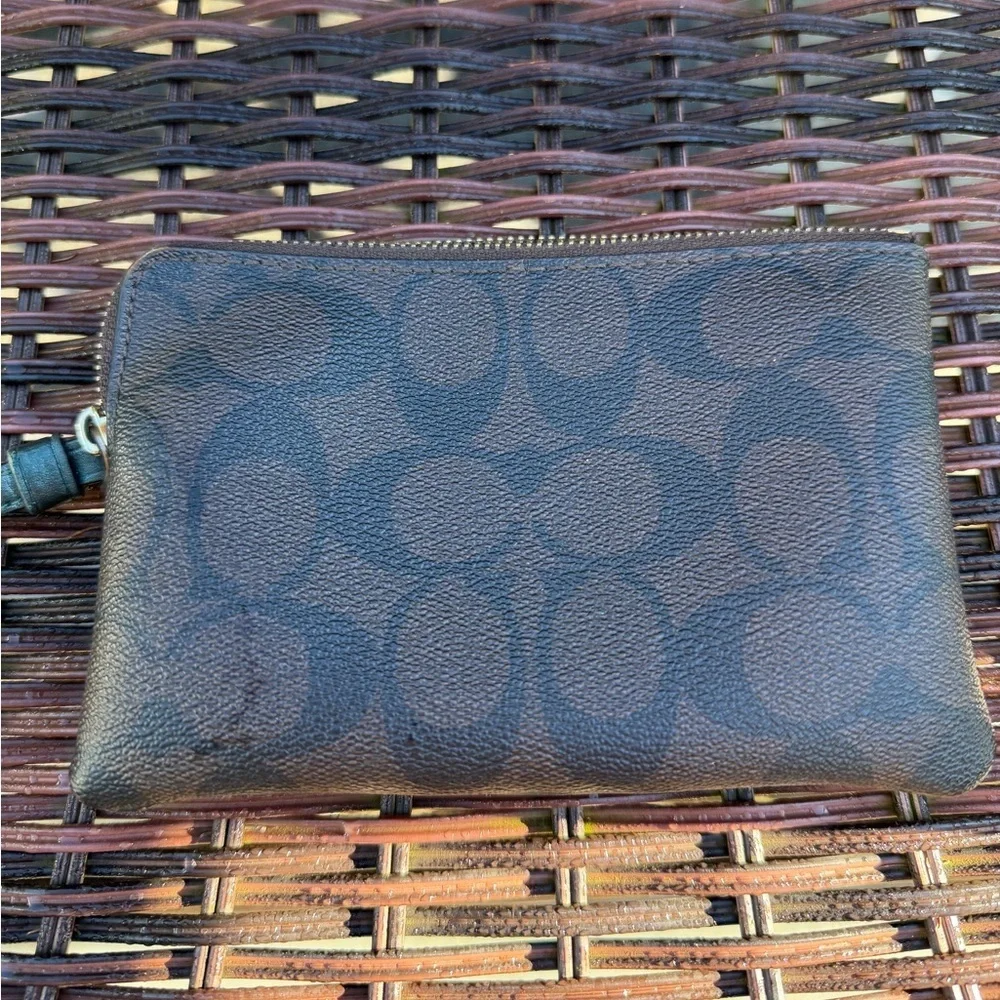 Coach corner zip